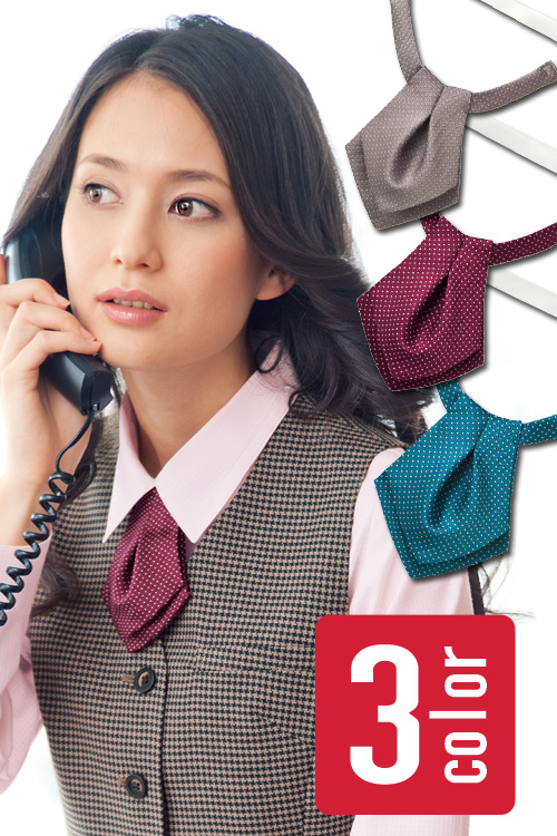 【受付案内スタッフ】凛々しさを演出するアスコットタイ