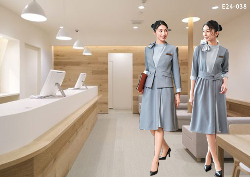 codeE24-038あたたかい雰囲気の木目調×キリっとしたシルバーでメリハリ感のあるワンピースコーデ。