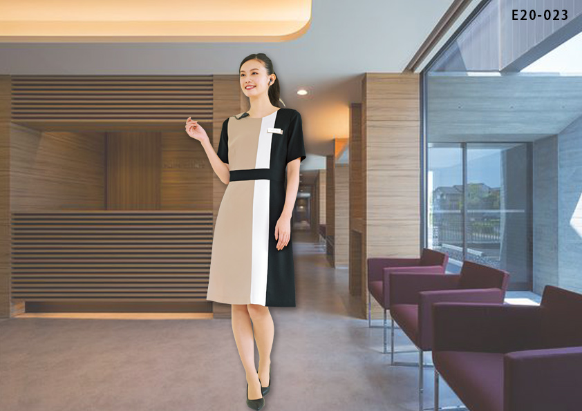 codeE20-023木目調であたたかみのあるフロントスタッフに、ベージュ×モノトーンの配色が新しいワンピーススタイル