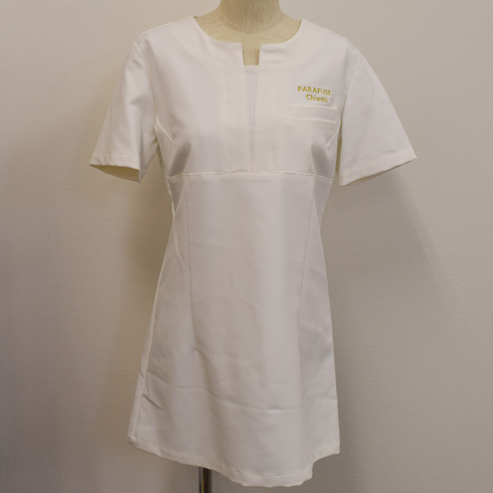オリジナル制服製作実績 ロゴ刺繍 /20200807_More様/エステ、歯科、病院制服ユニフォーム　ロゴ刺繍・ネーム刺繍制作実績