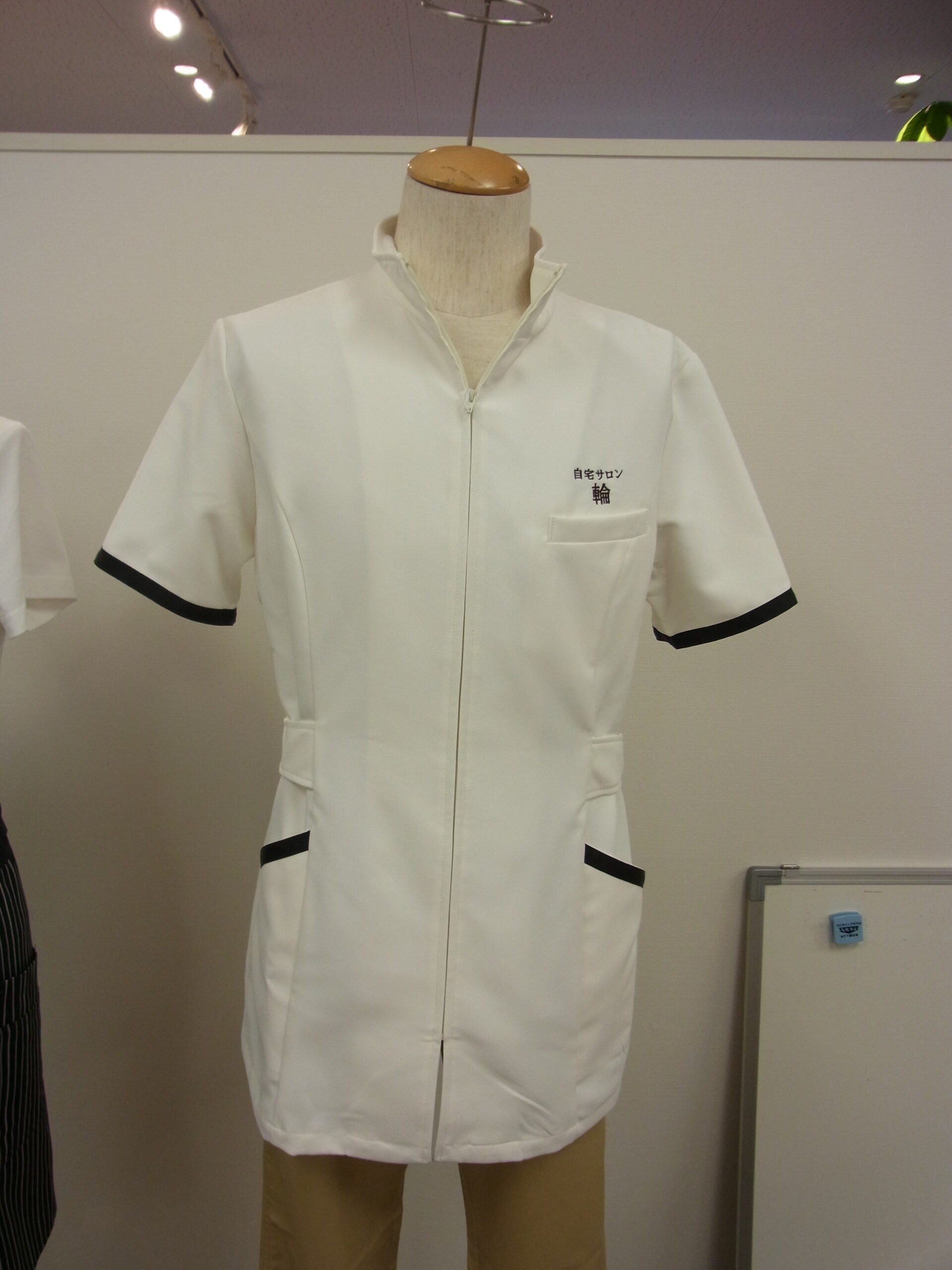 オリジナル制服製作実績 ロゴ刺繍 /自宅サロン輪様/エステ、歯科、病院制服ユニフォーム　ロゴ刺繍・ネーム刺繍制作実績