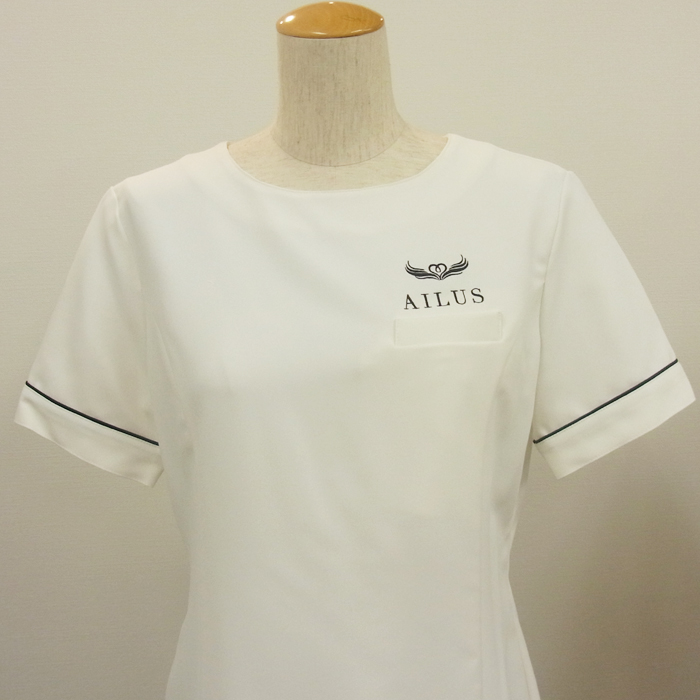 オリジナル制服製作実績 ロゴ刺繍 /AILUS様/エステ、歯科、病院制服ユニフォーム　ロゴ刺繍・ネーム刺繍制作実績