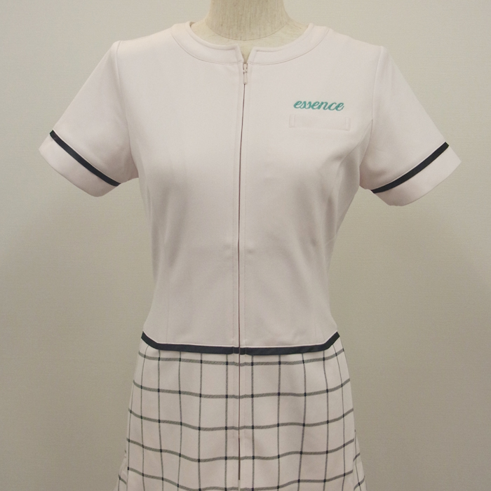 オリジナル制服製作実績 ロゴ刺繍 /ESSENCE様3/エステ、歯科、病院制服ユニフォーム　ロゴ刺繍・ネーム刺繍制作実績
