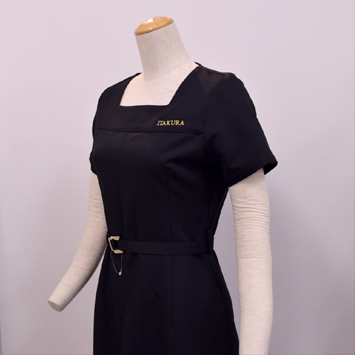 オリジナル制服製作実績 ロゴ刺繍 /ITAKURA様/エステ、歯科、病院制服ユニフォーム　ロゴ刺繍・ネーム刺繍制作実績