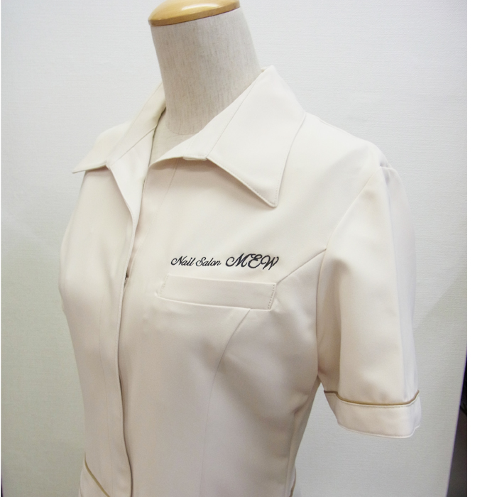 オリジナル制服製作実績 ロゴ刺繍 /ネイルサロンMew様/エステ、歯科、病院制服ユニフォーム　ロゴ刺繍・ネーム刺繍制作実績