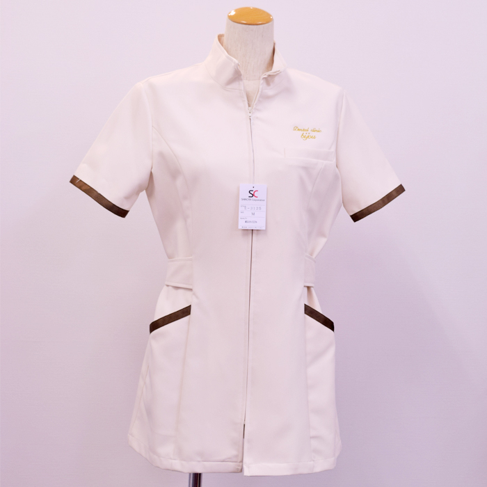 オリジナル制服製作実績 ロゴ刺繍 /BIJOU　様/エステ、歯科、病院制服ユニフォーム　ロゴ刺繍・ネーム刺繍制作実績