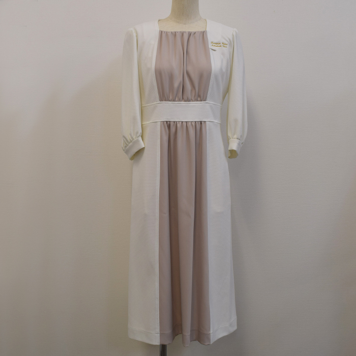 オリジナル制服製作実績 ロゴ刺繍 /20240228_熊谷わたり矯正歯科様/エステ、歯科、病院制服ユニフォーム　ロゴ刺繍・ネーム刺繍制作実績