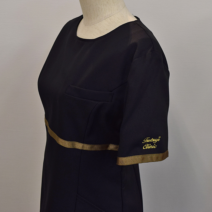 オリジナル制服製作実績 ロゴ刺繍 /20201211_つつじクリニック様/エステ、歯科、病院制服ユニフォーム　ロゴ刺繍・ネーム刺繍制作実績