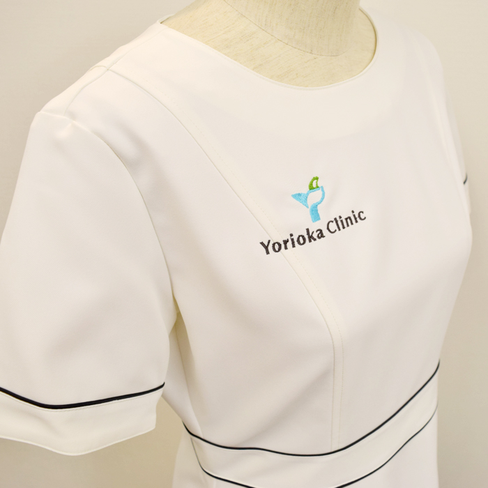 オリジナル制服製作実績 ロゴ刺繍 /賴岡クリニック様/エステ、歯科、病院制服ユニフォーム　ロゴ刺繍・ネーム刺繍制作実績