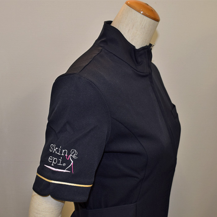 オリジナル制服製作実績 ロゴ刺繍 /株式会社Ｍ様/エステ、歯科、病院制服ユニフォーム　ロゴ刺繍・ネーム刺繍制作実績