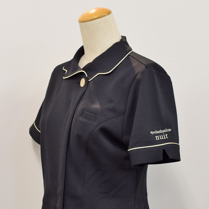 オリジナル制服製作実績 ロゴ刺繍 /2021/9/6 eyelashsalonnuit様/エステ、歯科、病院制服ユニフォーム　ロゴ刺繍・ネーム刺繍制作実績