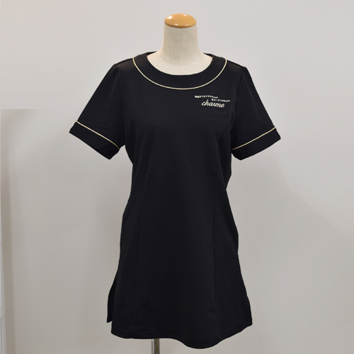 オリジナル制服製作実績 ロゴ刺繍 /ヒーリングサロンcharme様/エステ、歯科、病院制服ユニフォーム　ロゴ刺繍・ネーム刺繍制作実績