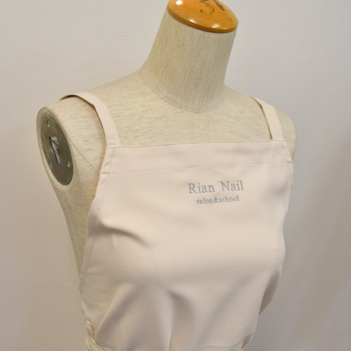 オリジナル制服製作実績 ロゴ刺繍　Rina Nail様/エステ、歯科、病院制服ユニフォーム　ロゴ刺繍・ネーム刺繍制作実績
