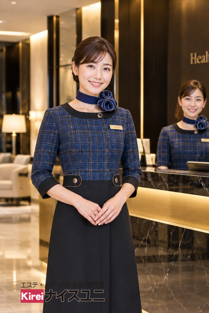 健診センター受付の制服｜ブルーチェックワンピース×ネイビースカーフの上品コーデ｜エステ・歯科・病院ユニフォームはコーディネートから選ぶ-エステクリニック制服専門店ナイスユニ【mxc0041】