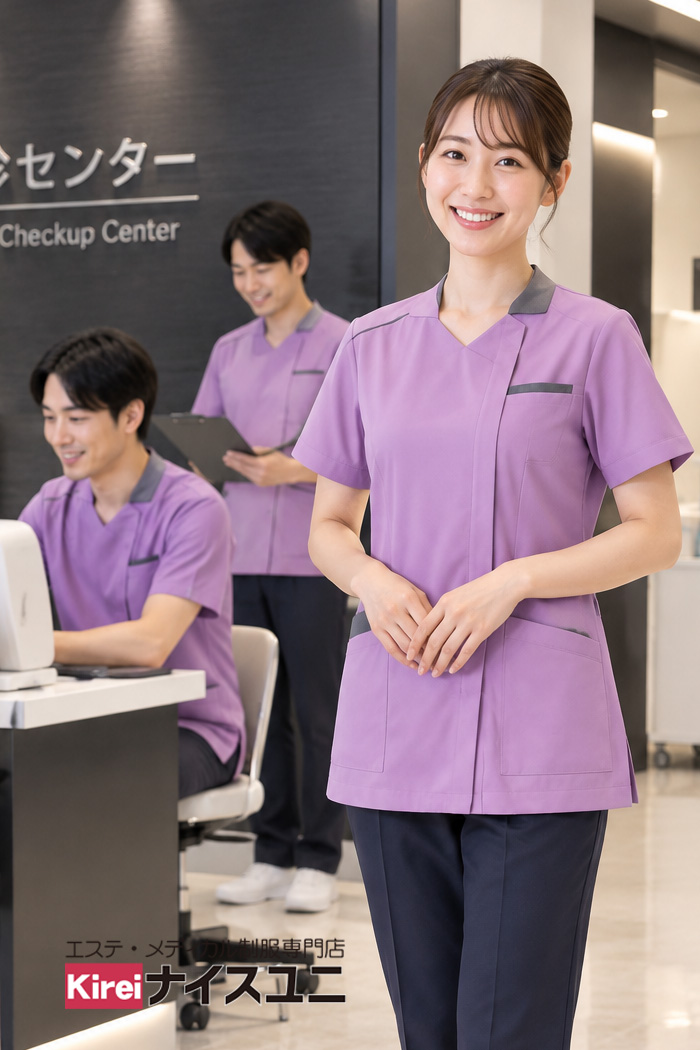 健診センターの看護師制服｜ライラック×ネイビーの機能的で信頼感あるスクラブコーデ｜エステ・歯科・病院ユニフォームはコーディネートから選ぶ-エステクリニック制服専門店ナイスユニ【mxc0046】
