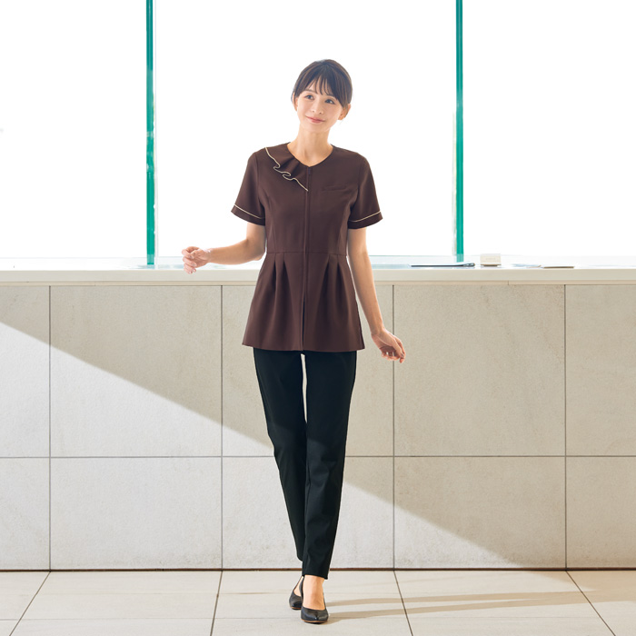 【エステサロン・歯科・クリニック】胸元のラッフルが優美なマーメイドチュニックジャケット【女性用】　モデル着用イメージ