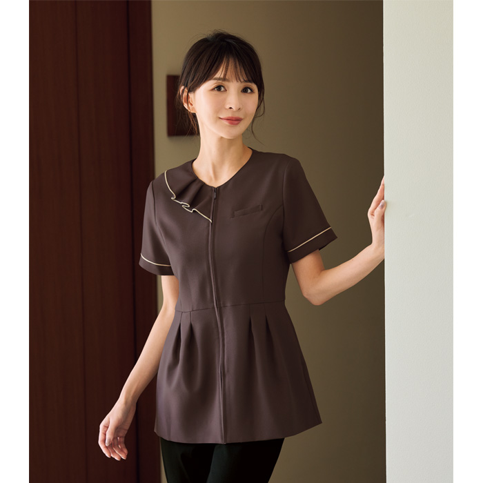 【エステサロン・歯科・クリニック】胸元のラッフルが優美なマーメイドチュニックジャケット【女性用】　モデル着用イメージ