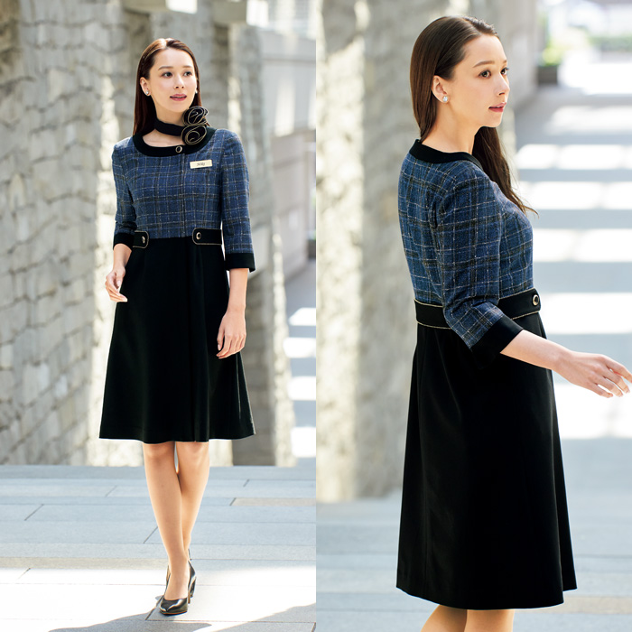 【受付・おもてなし・事務】羽織って着られるブルーチェックワンピース【女性用】モデル着用イメージ