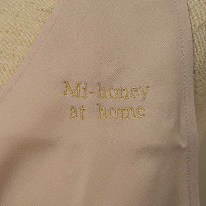 エステ、歯科、病院制服刺繍実績　mihoney privatesalon様(胸付きエプロン　ネーム刺繍)