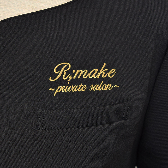 エステ、歯科、病院制服刺繍実績　Rmake privatesalon様(スクラブ　ネーム刺繍)