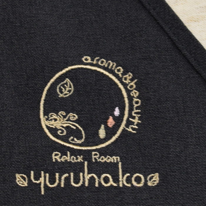 エステ、歯科、病院制服刺繍実績　アロマビューティーyuruhako様(胸付エプロン　ロゴ刺繍)